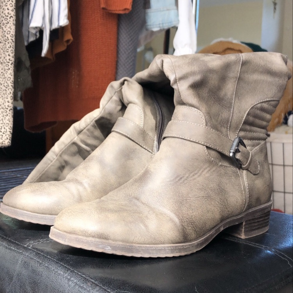 Slouch leg boots
